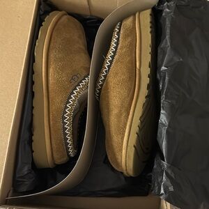 These are Ugg Tasman’s, size 7, and they have been worn.